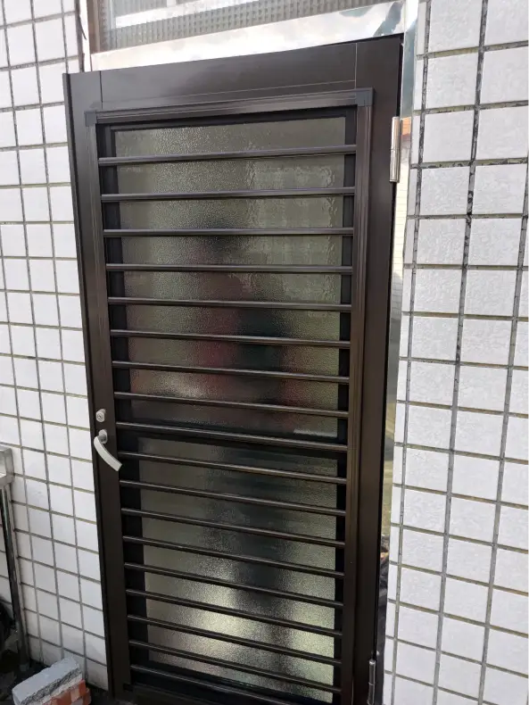 室內門局部改裝：固定玻璃升級活動百葉，通風隱私一次到位